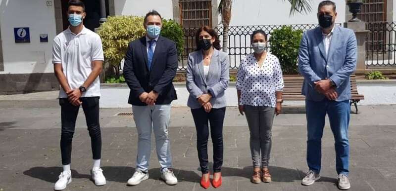 La alcaldesa en funciones, Carmen Hernández, con el concejal de Deportes y los firmantes del acuerdo/TA.